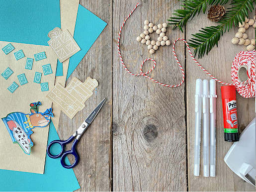 Materialien zum Basteln einer Weihnachtskarte