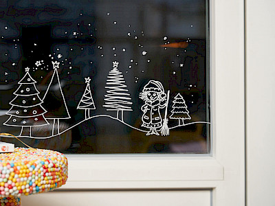 Fensterbilder mit Kreidemarkern für Weihnachten malen
