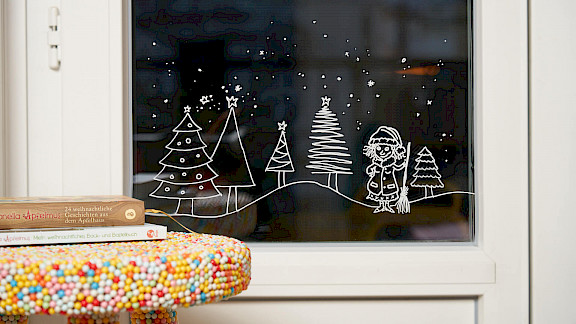 Fensterbilder mit Kreidemarkern für Weihnachten malen