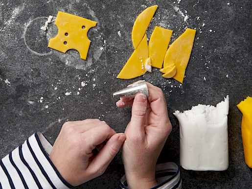 Schritt 8: Aus dem gelben Fondant Käsescheiben machen