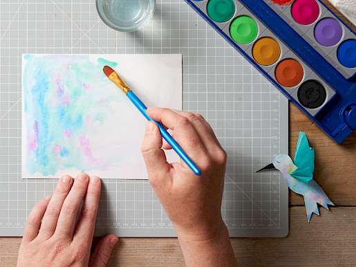 Schritt 3: Mal dein Papier mit Wasserfarben bunt an