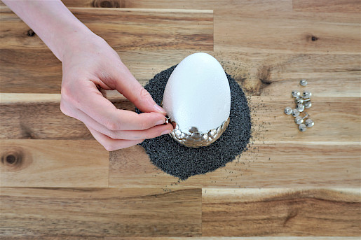Schritt 1: Reißzwecken an Ei anbringen