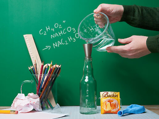 Was Passiert Wenn Man Backpulver Durch Die Nase Zieht Luftballon-Experiment mit Essig & Backpulver