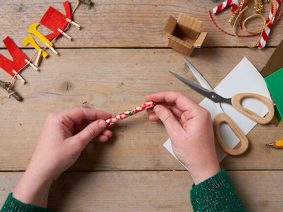 Geschenkpapier rollen