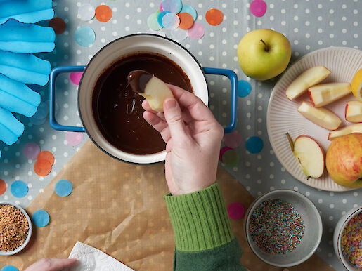 Schritt 3: Apfel in Schokolade tauchen