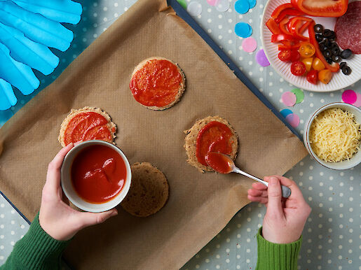 Schritt 3: Passierte Tomaten aufstreichen