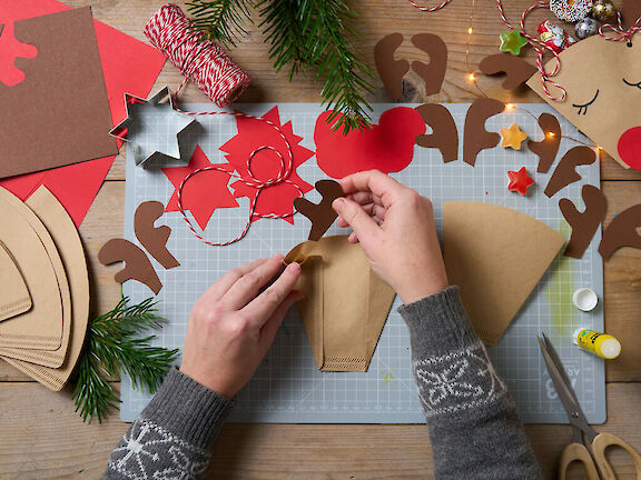 Schritt 5: Geweihenden in die entstanden Taschen kleben