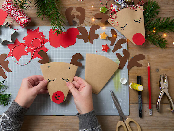 Schritt 7: Die Rentiere für die Aufhängung lochen