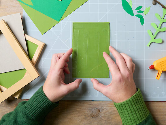 Schritt 2: Scheibe auf den Bastelkarton kleben