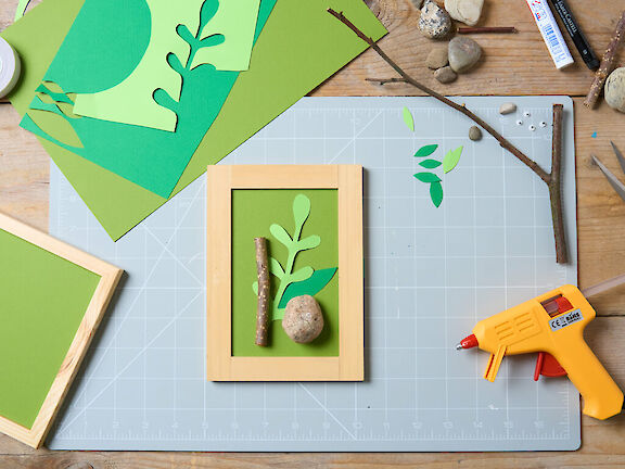 Schritt 4: Hintergrund mit Blättern gestalten