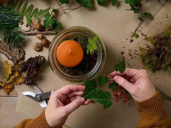 Schritt 4: Nun alle Fundstücke um die Kerze platzieren
