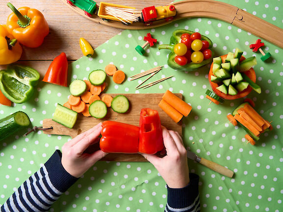 Schritt 2: Spitzen abschneiden und Paprikas zusammenlegen