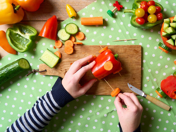 Schritt 5: Die Räder in die Paprika stechen