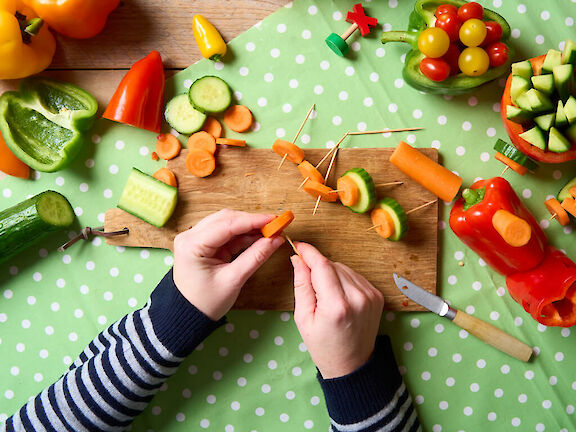 Schritt 4: Gurken- und Möhrenscheiben als Räder aufpiksen