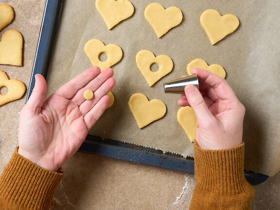 Schritt 6: In die Hälfte der Herzen ein Loch stechen
