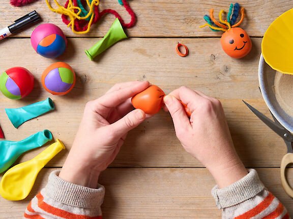 Schritt 4: Den gefüllten Ballon zudrehen