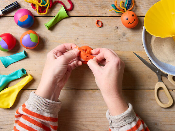 Schritt 5: Rest überstülpen und die Kugel verschließen