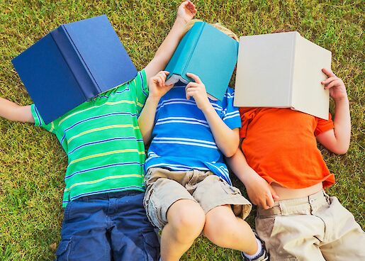 Kinder lesen im Sommer