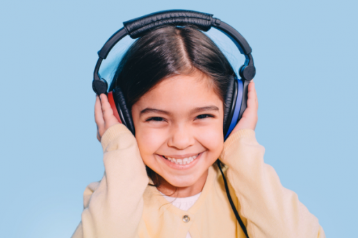 Mädchen hört Kinderpodcast